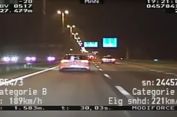 Golf GTI’tje blaast weg voor politie, alleen achtervolgen zij in een vermomde Mercedes A35 AMG
