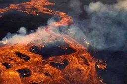 De grootste vulkaan ter wereld Mauna Loa spuwt weer lava de lucht in