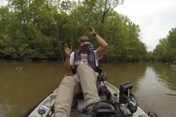 Kayak visser slaat grote alligator aan de haak
