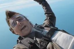 Tom Cruise bedankt de Top Gun: Maverick fans terwijl hij uit een vliegtuig springt