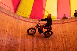 De nieuwe elektrische fiets van SUPER73 trotseert The Wall of Death