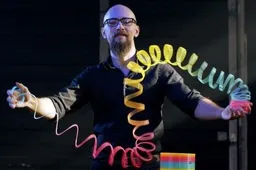 Visuele kunstenaar Josh Jacobs doet vette tricks met een Slinky