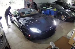 Man chillt in zijn Aston Martin en krijgt onverwachts bezoek