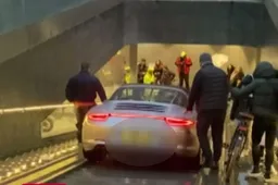 Man vergist zich en rijdt met z’n Porsche een fietsenstalling in