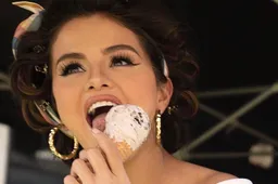 Selena Gomez betovert het witte doek opnieuw en kruipt in de huid van Linda Ronstadt