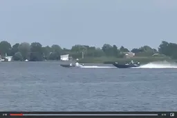 Dude speelt kat en muis spel met de blauwe petten op de Reeuwijkse Plassen