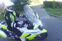 Scootergastje ontsnapt ondanks crash op prachtige wijze aan twee motoragenten