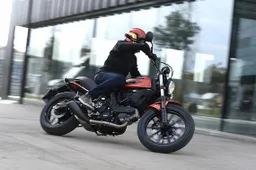 De splinternieuwe Ducati Scrambler Sixty2 is dé motor om mee over de boulevard te flaneren