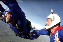 Thomas van StukTV leert solo parachutespringen in nieuwe YouTube-serie