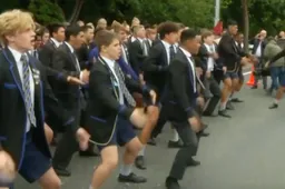 Nieuw-Zeelandse studenten voeren haka dans uit ter nagedachtenis aanslag