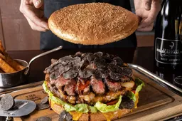 Japans restaurant verkoopt drie kilo zware Wagyu burger met reuzenfrieten