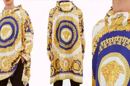 Loop rond als een decadente Griekse god in deze poncho van Versace (t.w.v. €1.295)