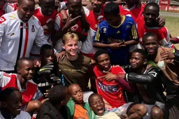 Frenkie de Jong brengt onverwachts bezoekje aan voetbalschool in Tanzania