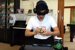 Australiër breekt wereldrecord voor oplossen Rubiks kubus met blinddoek op