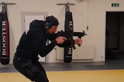 Rico Verhoeven oefent met wapens voor zijn actiefilm The Black Lotus