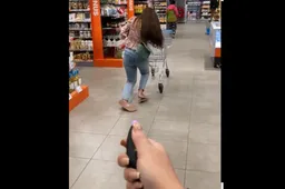 Vriendinnen geven elkaar orgasmes in de supermarkt