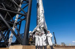 SpaceX schiet raket met ruimtetoeristen de ruimte in