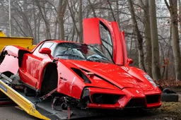 Meneer parkeert Ferrari Enzo van 3 miljoen tijdens testrit tegen een boom aan