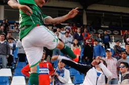 Argentijnse voetballer gaat volledig door het lint en trapt toeschouwer