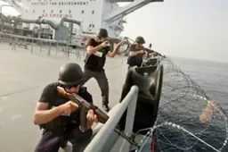 Beveiligers op een vrachtschip openen het vuur op Somalische piraten