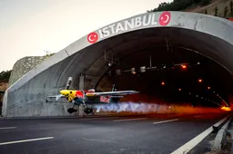 Red Bull stuntpiloot vliegt met 245 km/u door tunnels heen