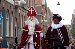 Sinterklaas neemt de 'zak van sinterklaas' wel heel letterlijk