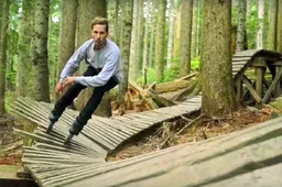 Skeeleraar sjeest naar beneden op toffe offroad mountainbike track