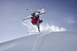 Off piste skiërs die keihard op hun plaat gaan