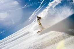 Sean Pettit doet de sickste stunts op zijn ski's