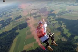 Skydivers slingeren aan langste schommel op aarde