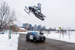 Sneeuwscooterbaas maakt stad onveilig met winterse capriolen