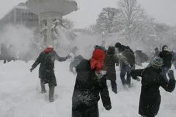 Episch sneeuwballengevecht midden in Washington D.C.