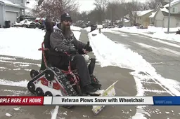 Oorlogsveteraan bouwt zijn rolstoel om tot epische sneeuwschuiver