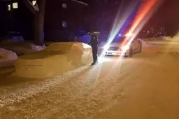 Agent deelt grappige boete uit aan fout geparkeerde auto van sneeuw