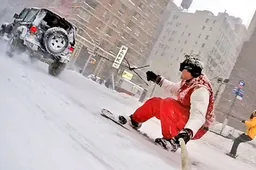 YouTuber Casey Neistat gaat snowboardend door de straten van New York