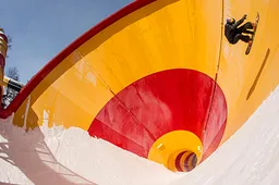 Snowboarders gaan los in een ondergesneeuwd waterpark