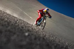 Madman Markus scheurt met mountainbike van de berg en breekt record