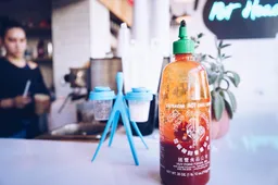 De overheerlijke Sriracha saus nu in de vorm van een borrelnootje
