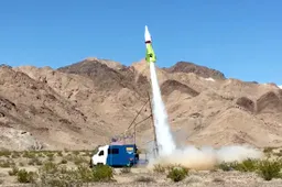Gast vliegt met een zelfgemaakte raket de lucht in om te laten zien dat de wereld plat is