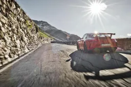 Porsches op de Stelviopas geven je zin in een roadtrip naar Italië