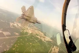 Adembenemende uitzichten en brute stunts vanuit de cockpit van een F18 Hornet