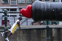 Amsterdamse kunstenaar Frankey plaatst prachtig eerbetoon aan Kobe Bryant
