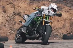 Motorrijders laten hun drift skills zien in Gymkhana