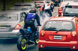 Stuntende motorrijders terroriseren de straten van Lima