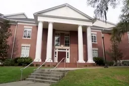 De villa van studentenvereniging Pi Kappa Alpha is het meest epische studentenhuis ooit