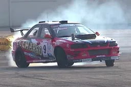Driftende Subaru WRX slijt banden in record tempo