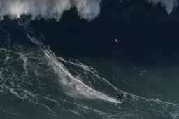 Surfer sleept wereldrecord binnen door te surfen over deze monstergolf