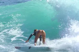 Surfkoningin Alana Blanchard showt haar heerlijke lichaam en buitenaardse skills