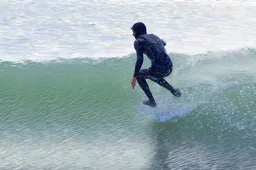 Groep tovenaars surfen op hun blote voeten over de golven