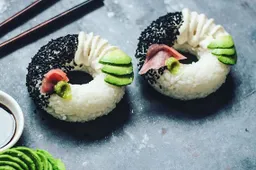 Na de razend populaire sushi-burger is er nu de sushi-donut!